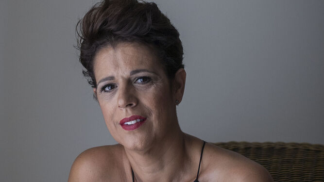 Nieves Morano posa para la entrevista con su última obra, 'La batalla de las mujeres'.