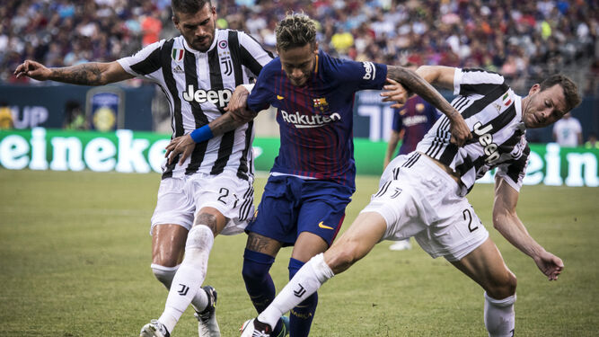 Neymar pugna el balón entre Sturaro (i) y  Lichtsteiner
