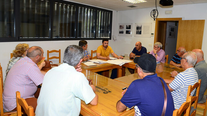 Un instante de la reunión que mantuvo Martín Vila en la sede de la asociación de vecinos.