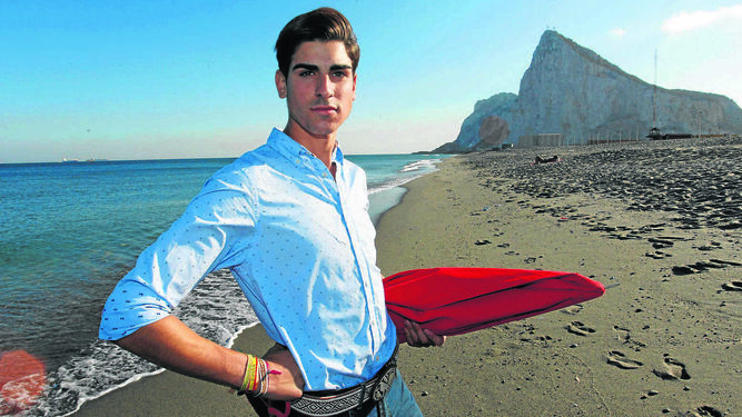 Miguel Ángel Pacheco posa en la arena de la playa linense con el Peñón de fondo.