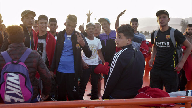 Varios de los inmigrantes rescatados en una patera al sureste de Cabo de Gata.