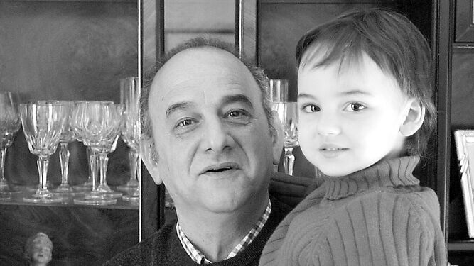 Antonio Guerrero con uno de sus nietos en una fotografía tomada en 2002.
