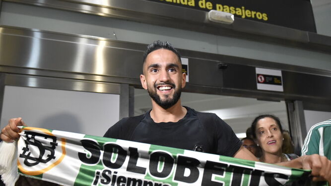 Ryad Boudebouz, anoche a su llegada al aeropuerto de San Pablo.