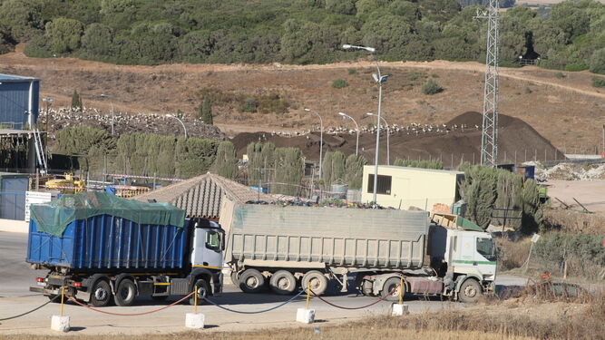 Dos camiones ayer en las instalaciones de Miramundo donde, según Ecologistas en Acción, se depositan los residuos.
