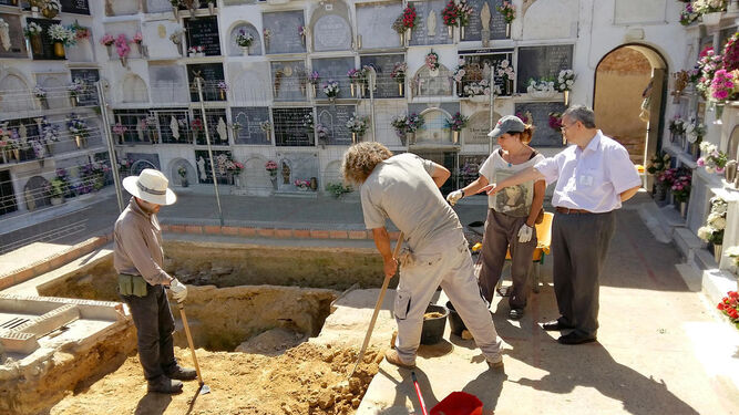 Trabajos para la exhumación de los restos óseos de la fosa común del cementerio isleño.