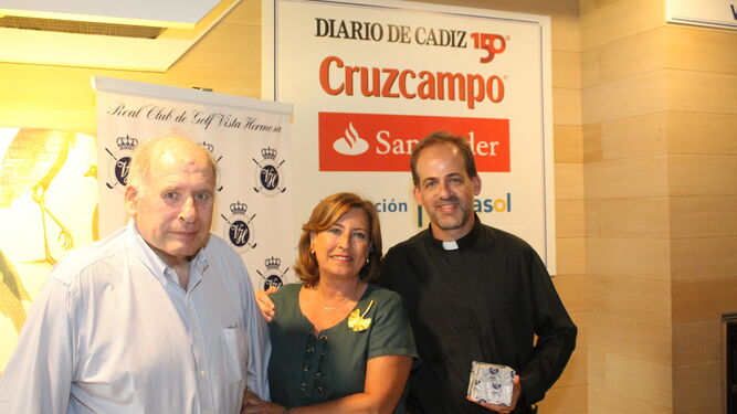 Álvaro Villagrán Villota y Ana De Villota Osborne junto al ponente, Gonzalo Villagrán Medina.