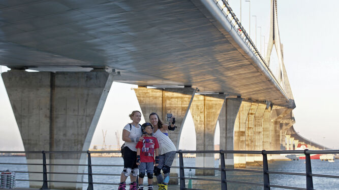 Un familia haciendo un 'selfie' bajo el Puente de la Constitución.