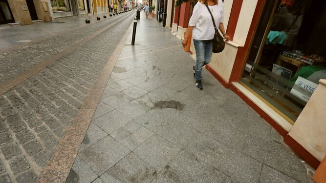 La calle Larga es una de las principales afectadas por la escasez de baldeos, al ser una de las más transitadas.