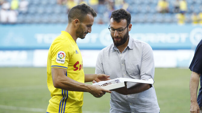 Servando recibe del concejal de Deportes una placa para el Cádiz.