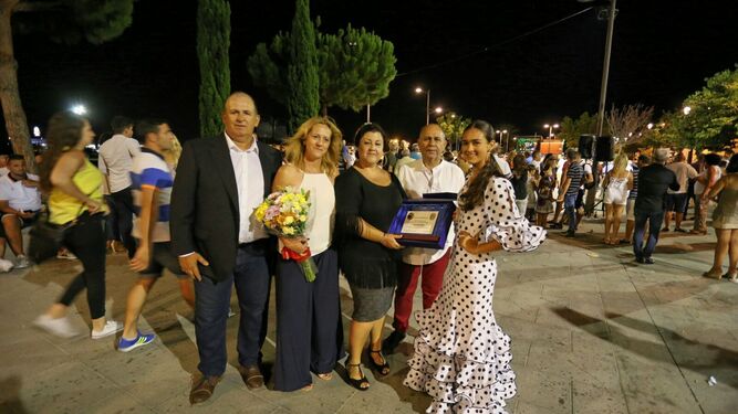 La concejala Ana María Arias, junto a los organizadores de la Gran Coquiná, con la profesora de baile Araceli Arias.