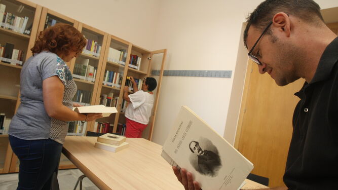 Un joven consulta una obra del autor chiclanero Antonio García Gutiérrez en la sala dedicada al Romaticismo.