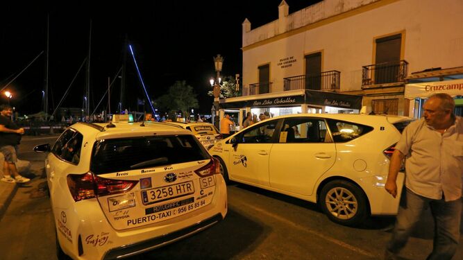 Los usuarios invaden la plaza de Las Galeras cada madrugada en busca de taxis para volver a casa.