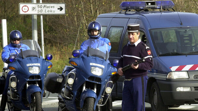 Varios gendarmes montan un control policial.