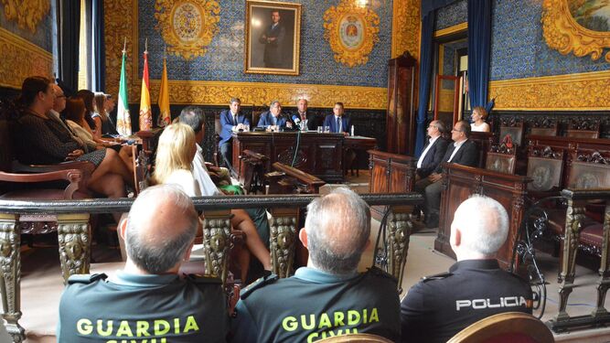 El salón de plenos del Ayuntamiento de Algeciras, durante la visita de ayer del ministro del Interior, Juan Ignacio Zoido.