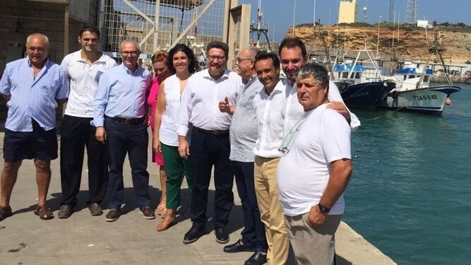 El consejero de Pesca, Rodrigo Sánchez Haro (quinto por la derecha), visitó ayer el puerto y la lonja de Conil.