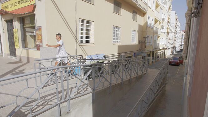 La nueva pasarela peatonal con rampas y escalinata que se ha habilitado en la calle Pizarro y que acaba de abrise.