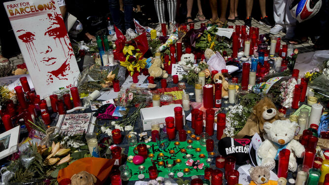 Velas y flores por las víctimas de Barcelona.