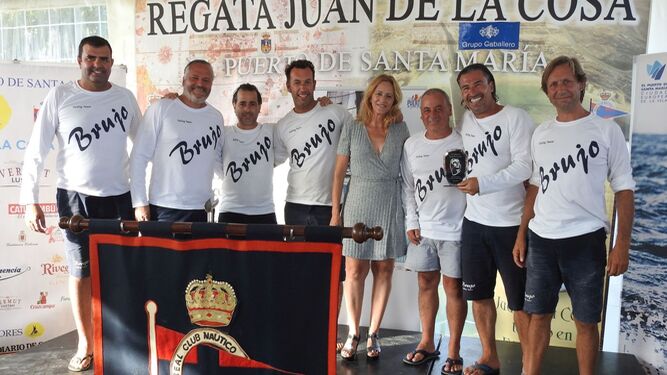 La tripulación del 'Brujo' recibió ayer el trofeo de ganador de la Regata Juan de la Cosa de la mano de la concejala Ana María Arias.