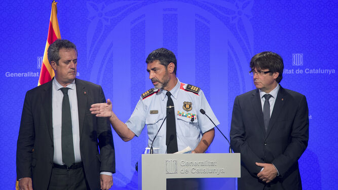 Trapero da los detalles de la operación, acompañado por Forn y Puigdemont.