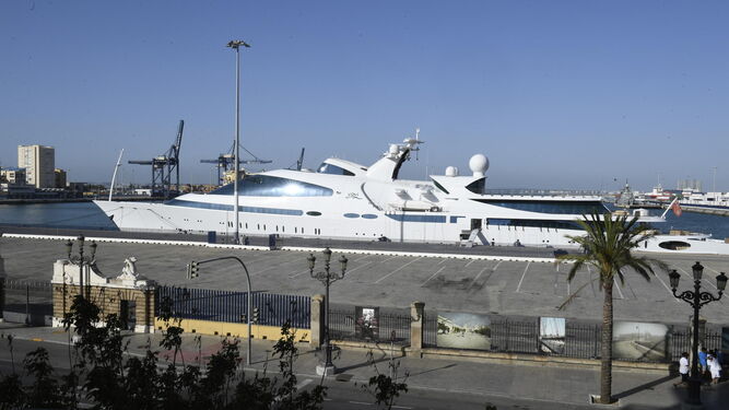El megayate de lujo atracado en el Muelle Ciudad, en una imagen tomada ayer por la tarde.
