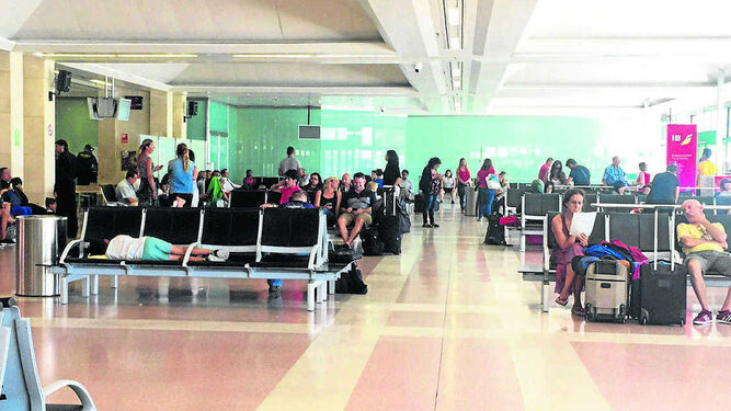 Una imagen captada ayer en la sala de salidas del aeropuerto de Jerez con los pasajeros afectados.