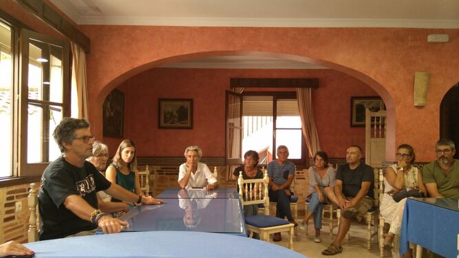 Juan Clavero (a la izquierda) explicando ayer los hechos a familiares y a amigos en El Puerto.