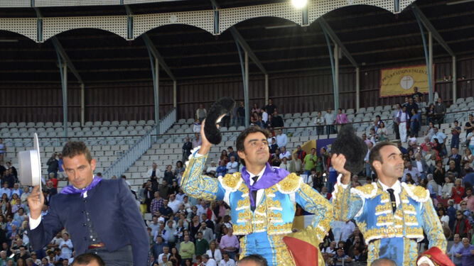 El mayoral de Montalvo, Miguel Ángel Perera y Enrique Ponce, a hombros al final del festejo.