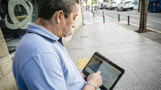 Ciudadano conectado a nueva aplicación de Aguas Cádiz.