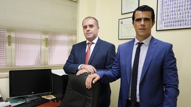 Manuel Salomón, a la izquierda de la imagen, junto a Álvaro Trujillano, ayer tarde en su despacho.