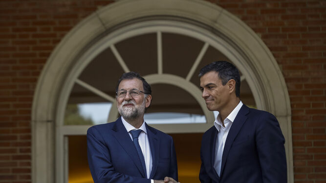 Rajoy y Sánchez se dan la mano en la puerta de La Moncloa