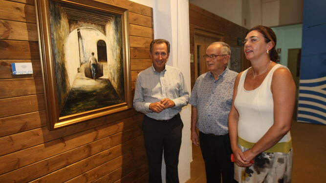 El autor frente a la pintura, ayer junto a José María Román y la delegada municipal de Cultura Pepa Vela.