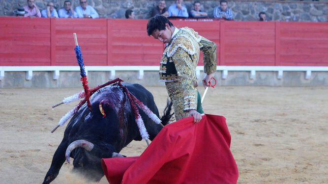 Largo, hondo, poderoso ese muletazo con el que Miguel Ángel Silva se sintió torero frente al sexto ejemplar de la tarde torera de Cortegana.