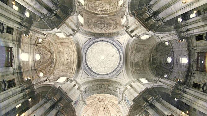 Espectacular vista del interior de la Catedral, que será desde hoy templo jubilar diocesano por el 750 aniversario del traslado de la sede a Cádiz.