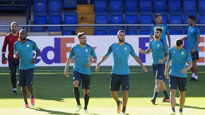Varios jugadores del Villarreal, en el entrenamiento de ayer en el estadio de La Cerámica.