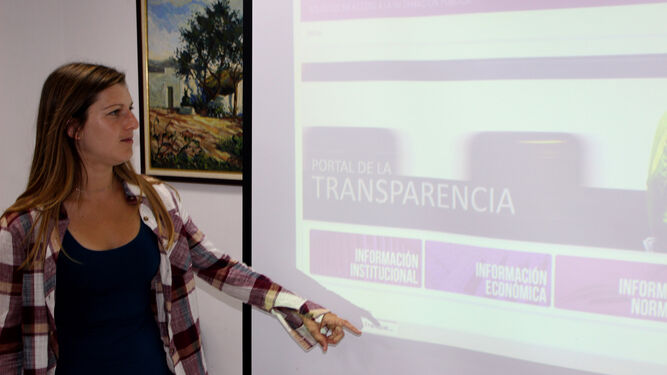 La edil de Comunicación, Mayte Sánchez, presenta a los medios el portal de transparencia.