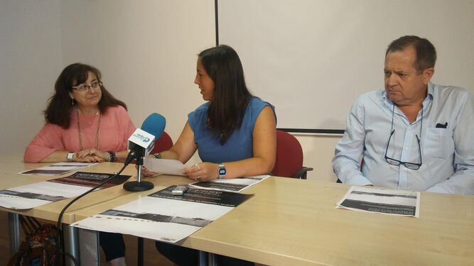 Una imagen de la rueda de prensa de ayer en la que se contó con Carmen Cebrián, la concejala y Francisco Custodio.