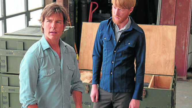 Tom Cruise, junto a Domhnall Gleeson, en una escena de la muy entretenida 'Barry Seal: El traficante'.