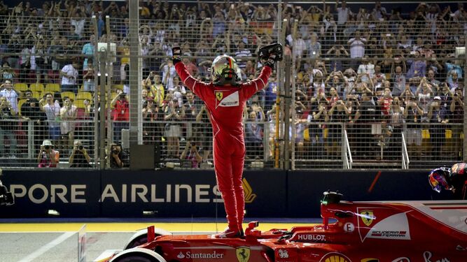 Sebastian Vettel celebra junto a sus aficionados la consecución de la 'pole' en el circuito de Marina Bay.