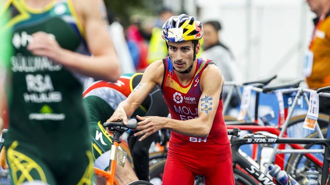 El triatleta español Mario Mola toma la bici antes de iniciar la prueba.