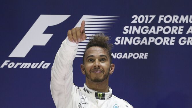 Hamilton, en el podio de Singapur.