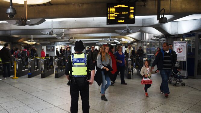 Vigilancia policial en el Metro de Londres.