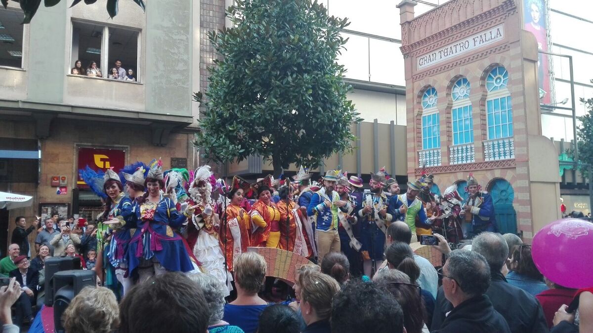 El coro de Luis Rivero, durante su participación en el desfile por las calles de Oviedo.