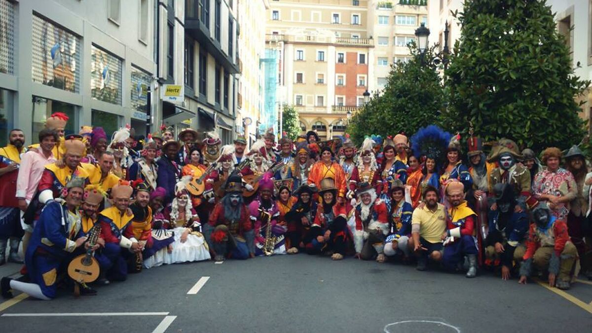 Los primeros premios, preparados para participar en el desfile en Oviedo.
