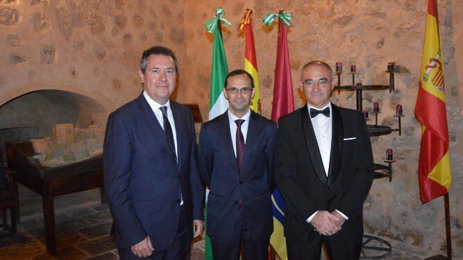 El alcalde de Sevilla, Juan Espadas; el alcalde de Sanlúcar, Víctor Mora y el presidente de la Fundación Puerto de America, Juan Antonio Manzano.