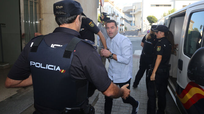 El acusado, Francisco Javier Medina, ayer a su llegada al Palacio de Justicia.