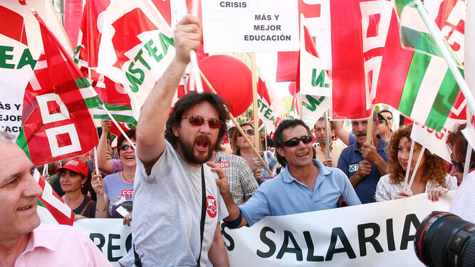 Una protesta de funcionarios para demandar una subida salarial en Huelva.