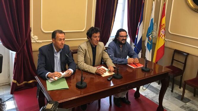 Román, González y Macías, tras la reunión de la Mesa de Remunicipalización.