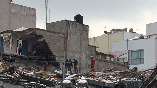 Un malagueño lleva dos días atrapado en los escombros de un edificio de México
