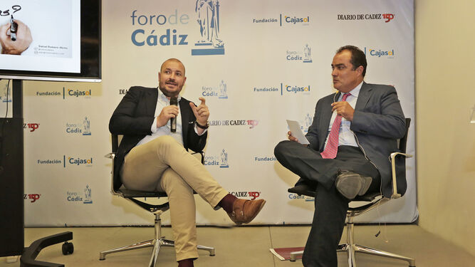 El conferenciante Romero-Abreu, junto a David Fernández, en el coloquio posterior a la charla.