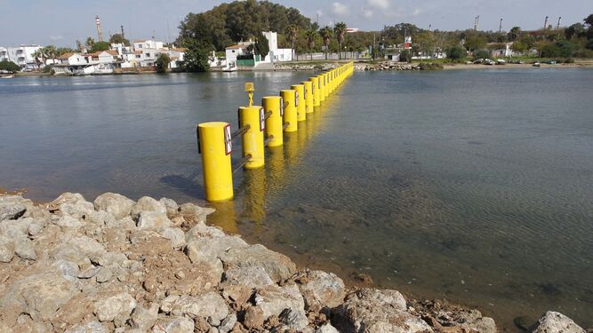 La barrera antinarcos construida en el río Guadarranque para impedir la entrada de embarcaciones.